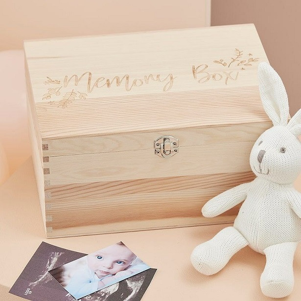 Boîte à souvenirs de bébé en bois