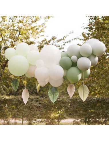 Ghirlanda di palloncini e foglie di palma verde salvia e nudo