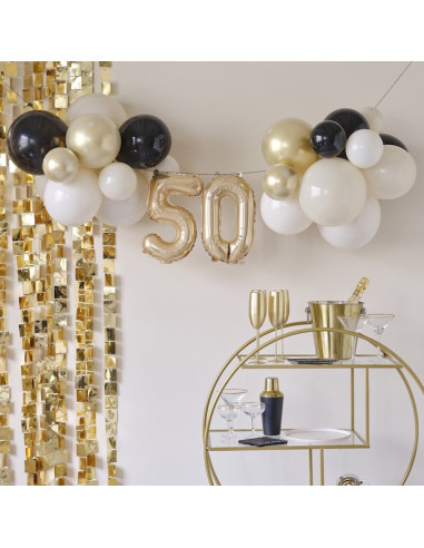 Ghirlanda di palloncini champagne “50 anni”.