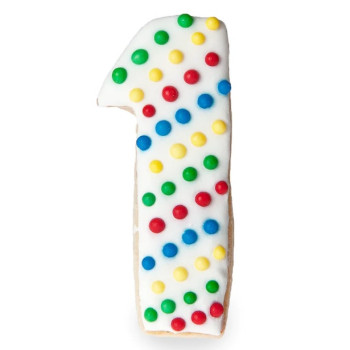 Moule à biscuits en forme de chiffres Numéro "1" et emporte-pièces métalliques décorés sur planche en bois avec confettis comest 2
