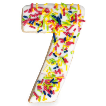 Keksausstecher Nummer 7 und bunte, verzierte Kekse in Form von Ziffern mit Motiv-Konfekt. 2