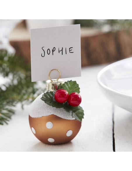 Marque-places boule de Noël en forme de boule dorée, décorée de blancs pois, houx et baies rouges avec étiquette Sophie.