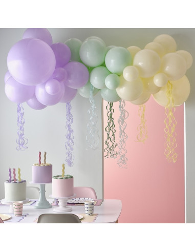 Pastellfarbener Ballonbogen mit Pompons