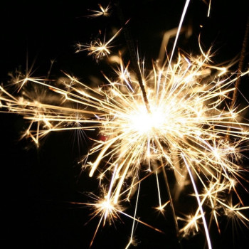 Candele scintillanti dorate per compleanno o evento festivo