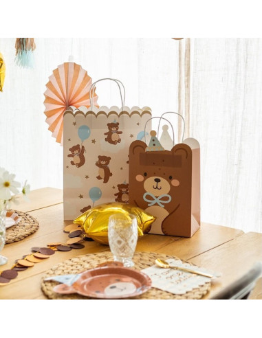 Sac cadeau ours en peluche décoré pour anniversaires et baby showers, avec sachets et décorations festives.