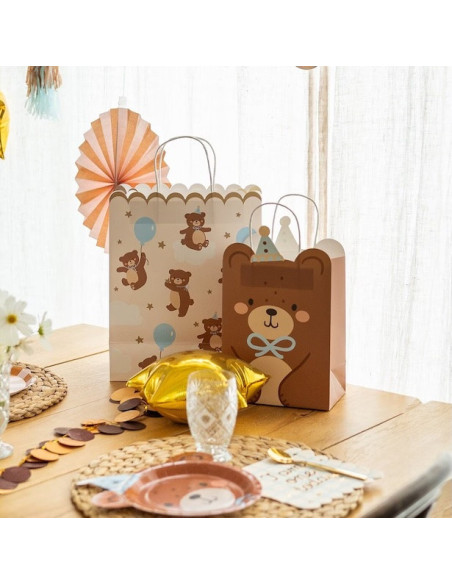 Teddybär-Geschenktüte mit Bärendesign neben another Geburtstagsdekorationen auf Tisch, ideal für Geburtstage und Babypartys