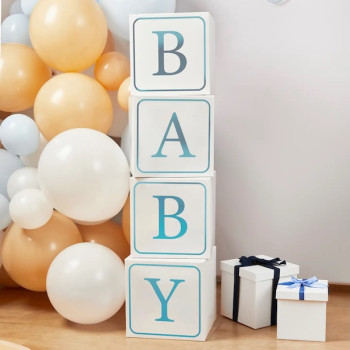 Blaue Deko-Bausteine mit Babymotiv stapeln sich neben Ballons und Geschenkbändern, Baby-Balken bildet das Wort BABY.