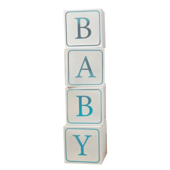 Blaue Deko-Bausteine mit Babymotiv stapeln sich neben Ballons und Geschenkbändern, Baby-Balken bildet das Wort BABY. 2