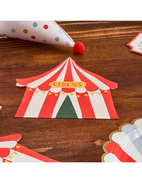 Serviettes de fête Chapiteau Cirque sur fond en bois, motif tentes rouges et blanches et pancarte “CIRCUS” pour anniversaire enf