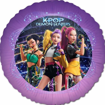 K-Pop Demon Hunters™ Partyballon – Geburtstagsdekoration, zeigt drei tanzende Mädchen im bunten Stil auf lila Hintergrund.