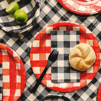 Assiettes à carreaux rouges – décoration fête barbecue conviviale | BelleFete.ch 2