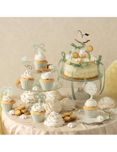 Ensemble muffins Oh Baby : cupcakes décorés avec glaçage blanc et touches mint vert, gâteau de baby shower au centre, caissettes