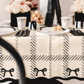 Cremefarbene und schwarze Tischdecke mit Schleifen und Karomuster – elegante Tischdekoration | BelleFete.ch 2