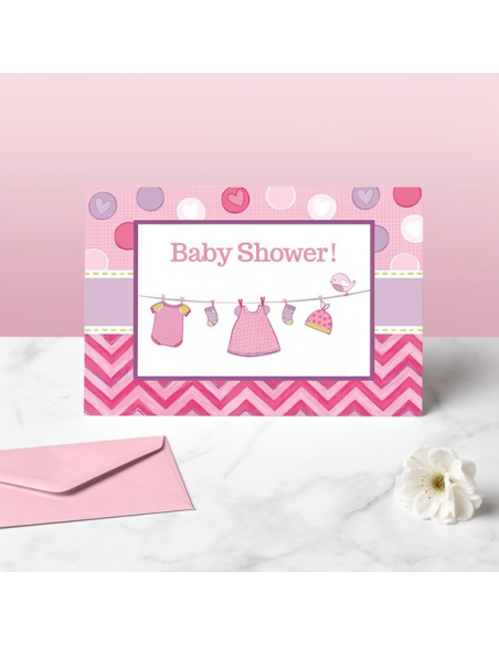 Carte d’invitations fête Baby Shower Rose avec motifs roses et pastel, jupon et vêtements suspendus sur corde.