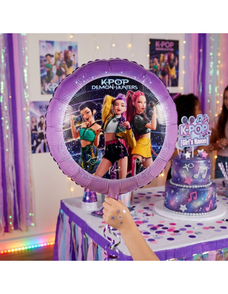 Ballon de fête violet illustré K-Pop Demon Hunters, tenu par une main dans une décoration d’anniversaire colorée BelleFete.ch.