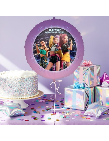Ballon rond violet imprimé K-Pop Demon Hunters pour déco anniversaire, avec gâteau et cadeaux colorés en arrière-plan.