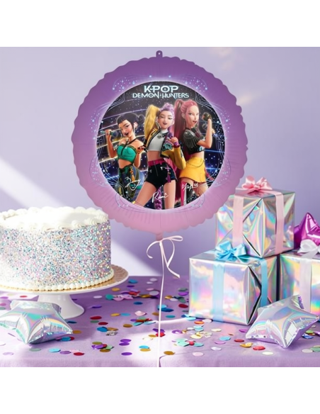 Ballon rond violet imprimé K-Pop Demon Hunters pour déco anniversaire, avec gâteau et cadeaux colorés en arrière-plan.