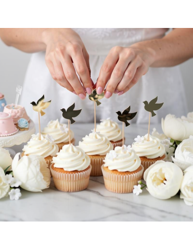 Cupcakes décorés avec des toppers papillons dorés lors d’un baptême/communion, ambiance festive et fleurs blanches.