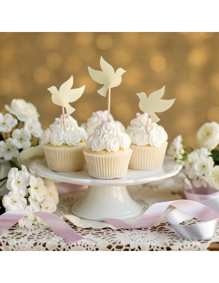 Cupcakes décorés avec des toppers en forme d’oiseaux, glaçage rosettes sur un présentoir blanc, cadre fleuri pastel.