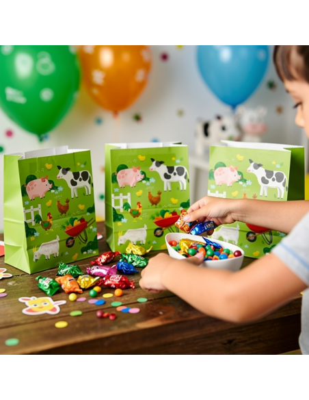 Sacs à cadeaux animaux de la ferme sur une table, ambiance fête avec ballons et confiseries colorées au premier plan.
