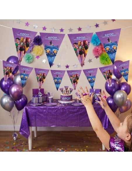 Guirlande fanions K-Pop Demon Hunters 2,3 m décor anniversaire violette avec personnage monstre bleu et motifs K-Pop, fête prête