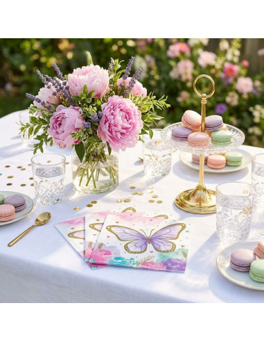 Serviettes à boisson Papillons sur une table festive avec fleurs roses, macarons et décor doré BelleFete.ch.