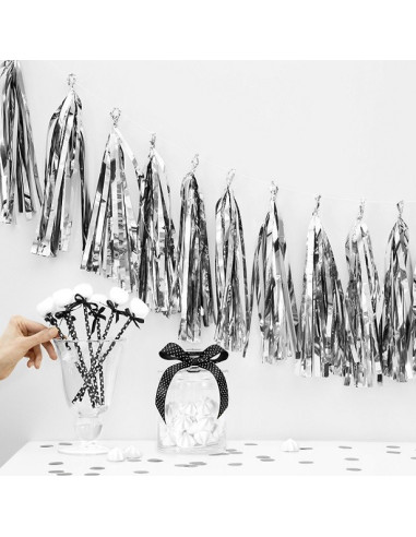 GRAUE POMPOM-GARLAND IN DER SCHWEIZ