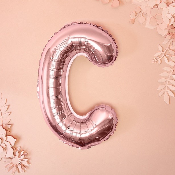 Roségoldener Folienballon mit dem Buchstaben „C“.